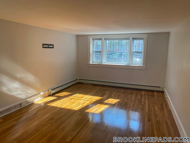 Building Photo - 211 St Paul St