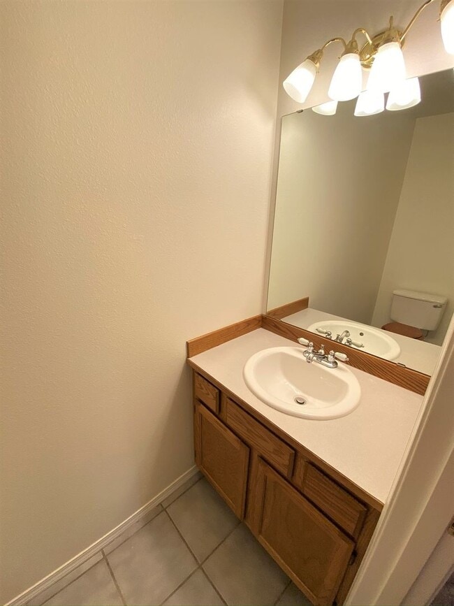 Building Photo - 2 Bed 1.5 Bath Condo! W/S/G/Lawn Care Included!