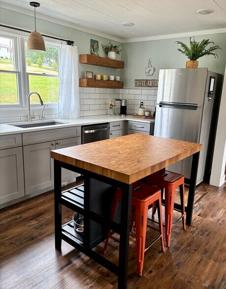 Kitchen - 15247 Fairoaks Ln