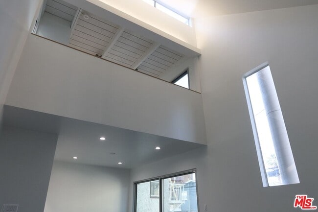 Building Photo - 21 1/2 Wavecrest Ave