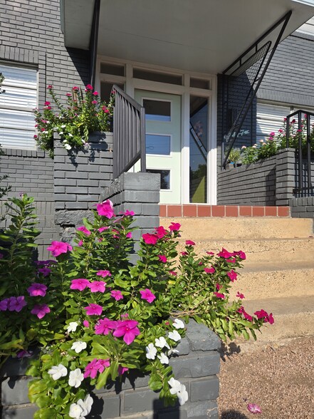 Building Photo - Lakewood Plaza