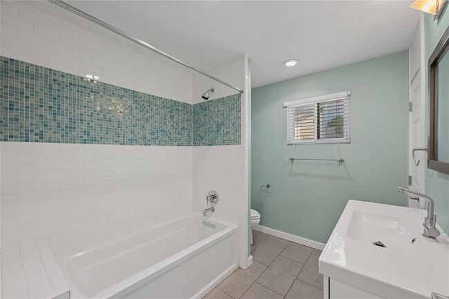 Building Photo - 3108 Fontana Dr
