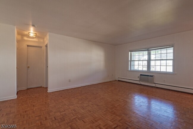 Building Photo - 135 S Maple Ave