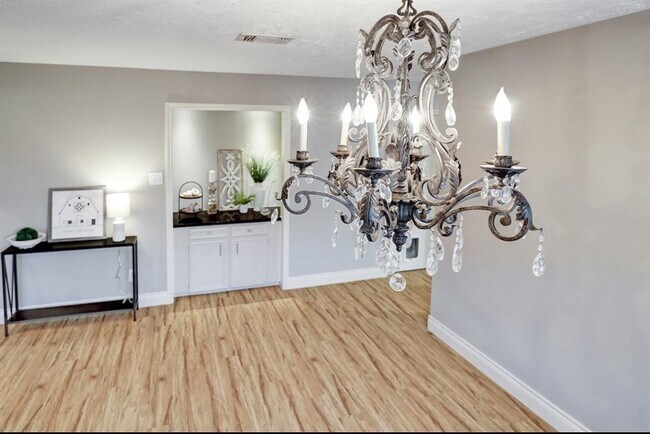 Building Photo - 3023 Sam Houston Dr