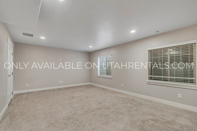 Building Photo - 1638 E Aspen Loop