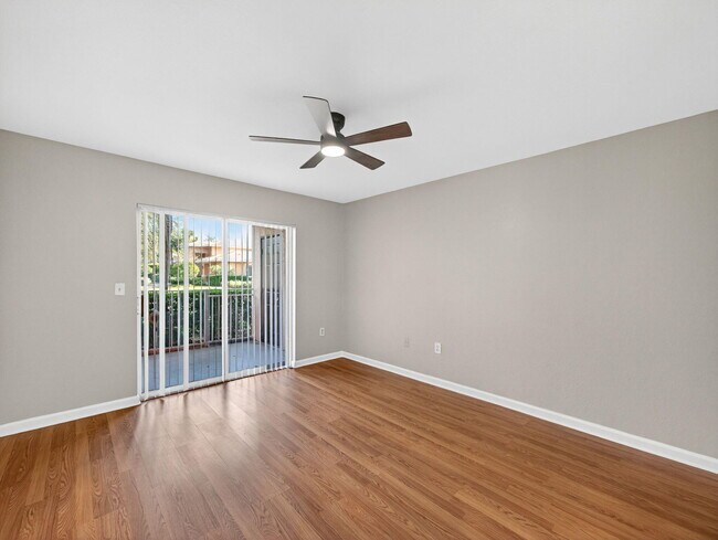 Building Photo - 121 SW Palm Dr