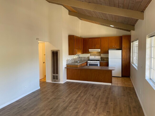 Building Photo - Sunny Upstairs Two Bedroom Unit with Large...