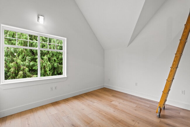 Building Photo - 910 N 74th St