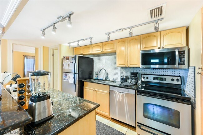 Building Photo - 200 Palm Dr