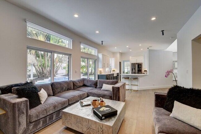 Building Photo - Sand Hills Circle, Lake Worth, FL 33463 - 4 BR 3 BA condo