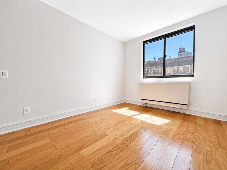 Building Photo - 323 W 96th St