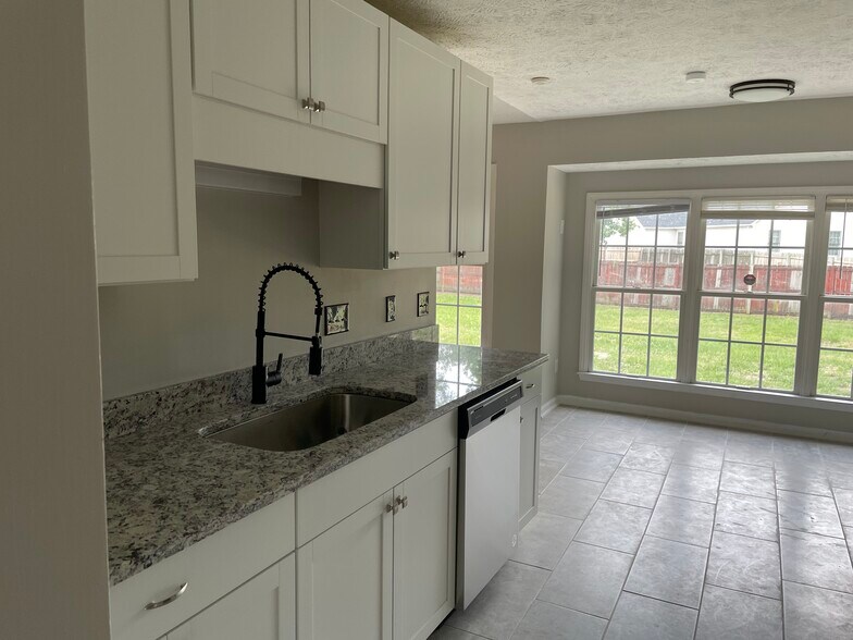 Kitchen - 5503 Heather St