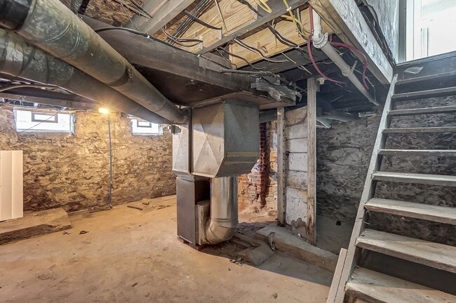 Building Photo - Three Bedroom Home in Hamilton!