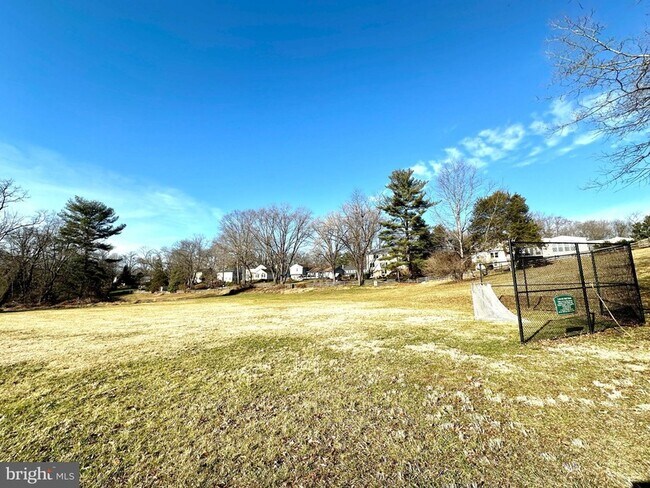 Building Photo - 2529 W Meredith Dr