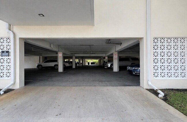 Building Photo - 1855 Plunkett St