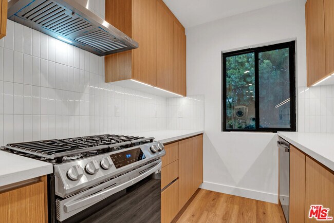 Building Photo - 950 Havenhurst Dr