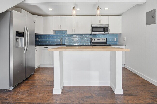 Building Photo - $1,540.95- 1 Bed, 1 Bath Lofted Apartment in Lakewood with Central AC!