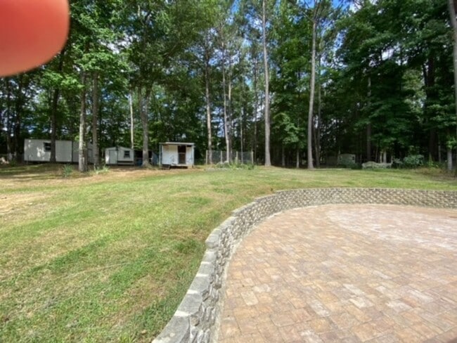 Building Photo - Welcome to this charming 3-bedroom, 2-bath...