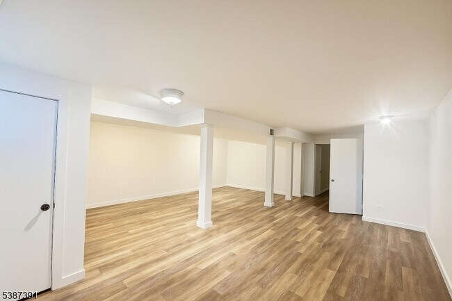 Building Photo - 131 Marlboro Cir