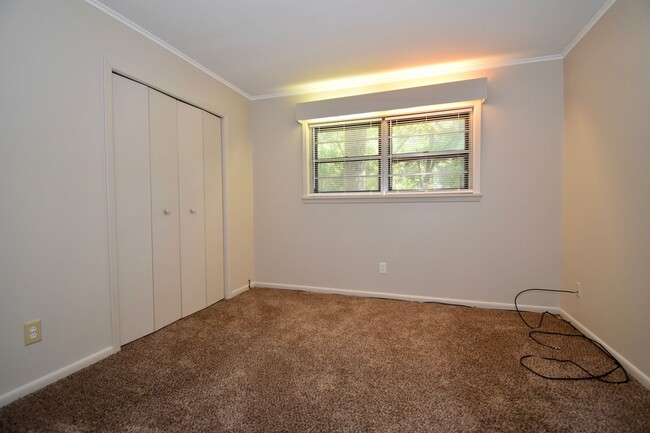 Building Photo - 3 Bedroom with Fenced in Backyard and Shop!