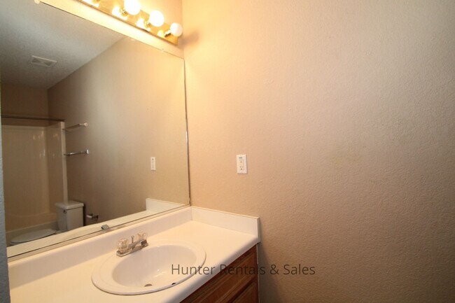 Building Photo - Delightful Duplex!