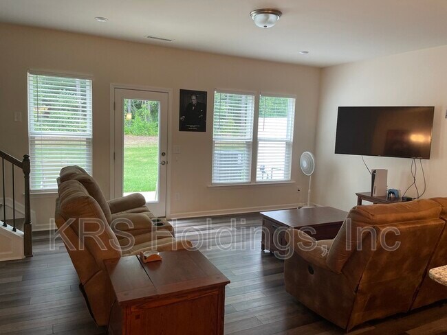Building Photo - 245 White Oak Ridge Dr