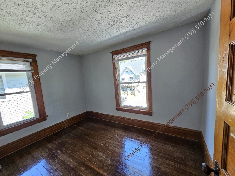 Building Photo - 136 Hollinger Ave