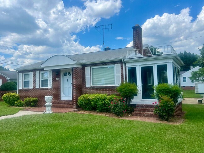 Building Photo - Two bedroom, 1 bath house in Graham-Coming...