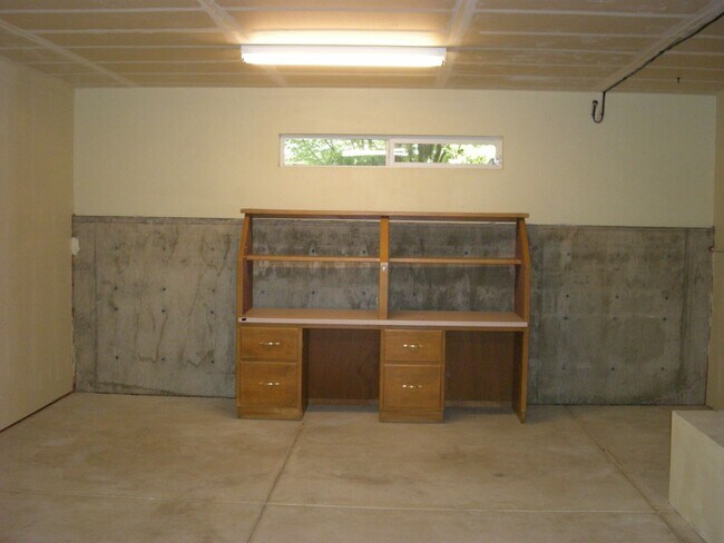 Building Photo - Two Bedroom, Two and a Half Bath Townhome ...