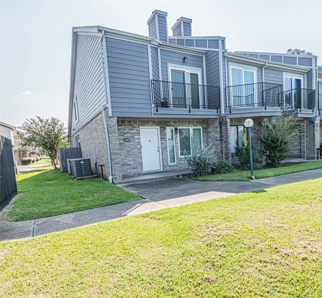 Building Photo - 1702 Good Day Dr