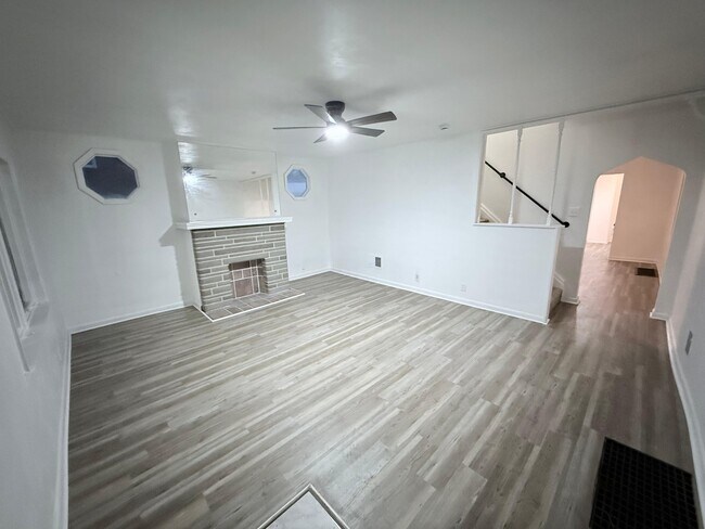 Building Photo - 537 McCully St