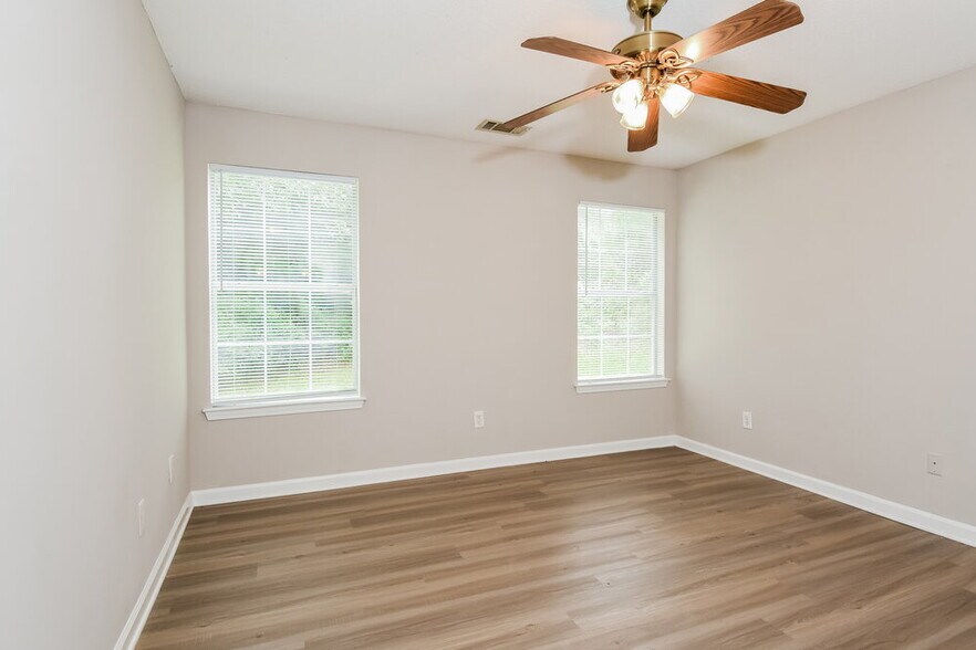 Building Photo - 1560 Wembley Dr