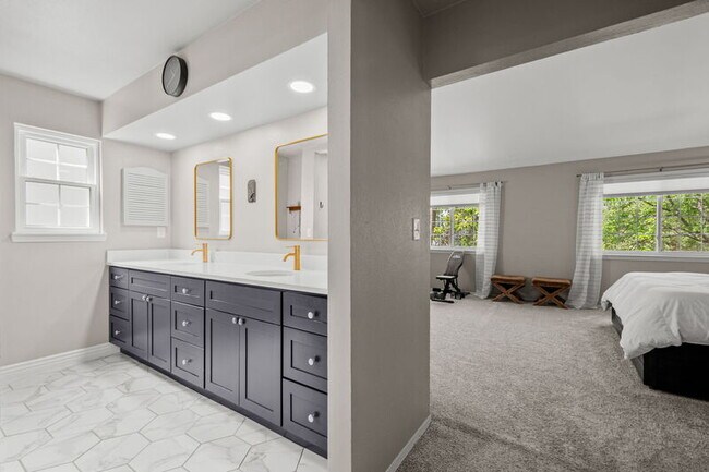 Building Photo - 8040 S Jasmine Cir