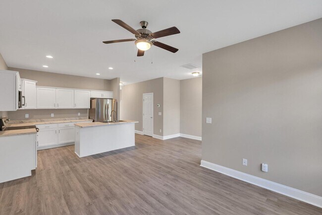 Building Photo - 3 BR close to Stone Bay!