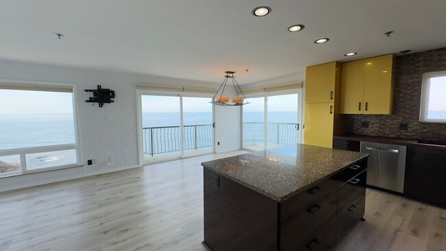 Building Photo - LUXURY OCEAN FRONT 3 BEDROOM