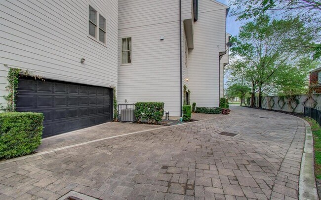 Building Photo - 610 Delano St