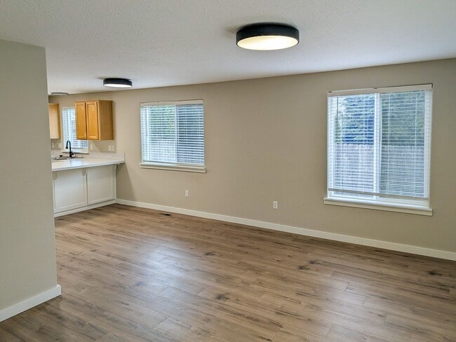 Building Photo - 1497 Golden Ln N