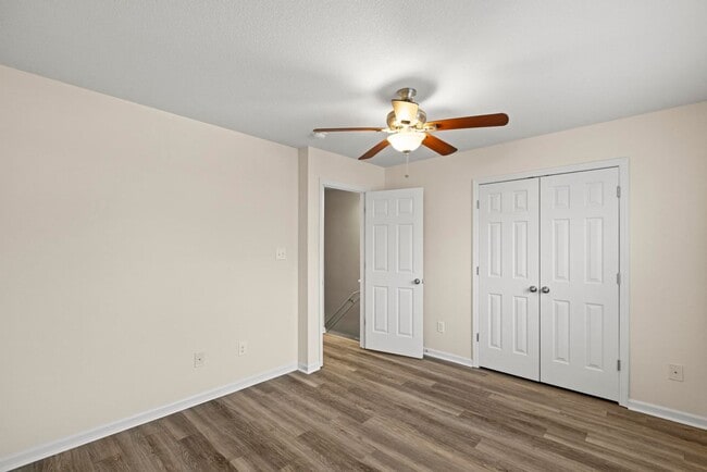 Building Photo - Adorable townhome with beautiful upgrades!
