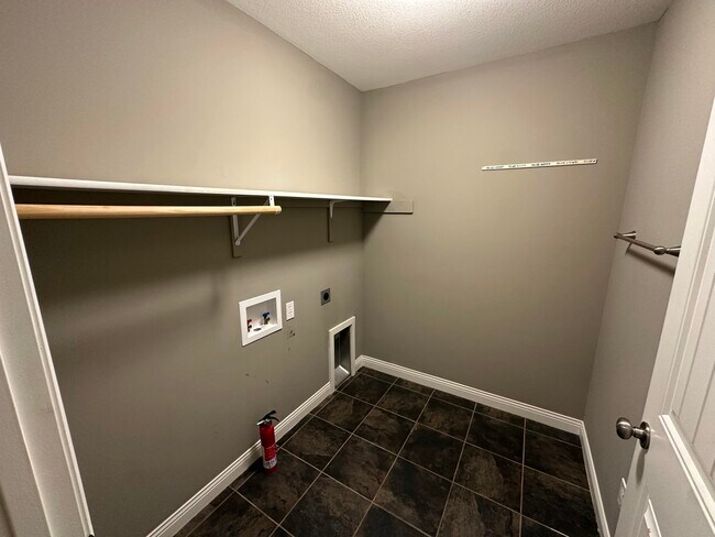 Building Photo - 4500 Weybridge Dr