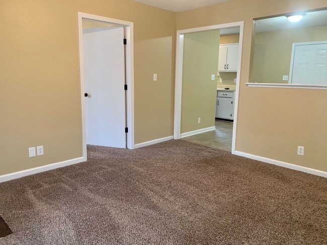 Building Photo - Conveniently Located! Cute home with 3 bed...