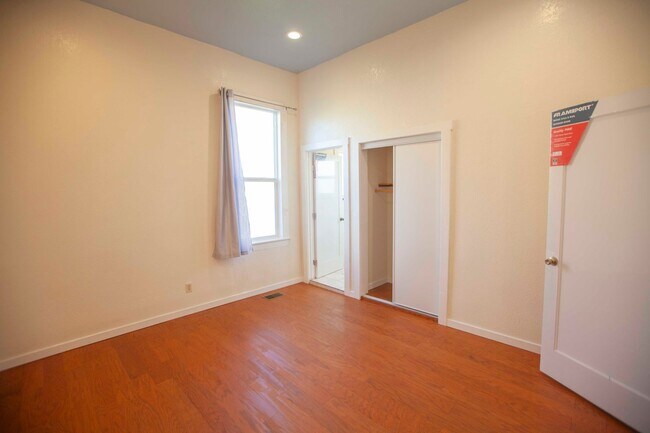 Building Photo - Charming Oceanveiw Renovated Single-Family...