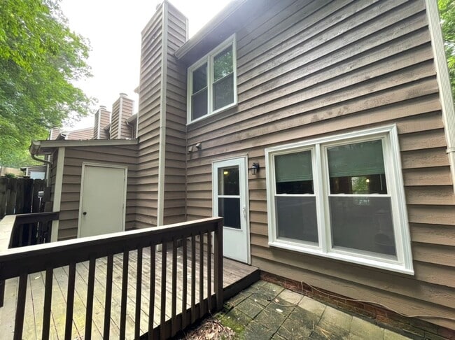 Building Photo - Quaint End Unit Two Bedroom Townhome in Cary