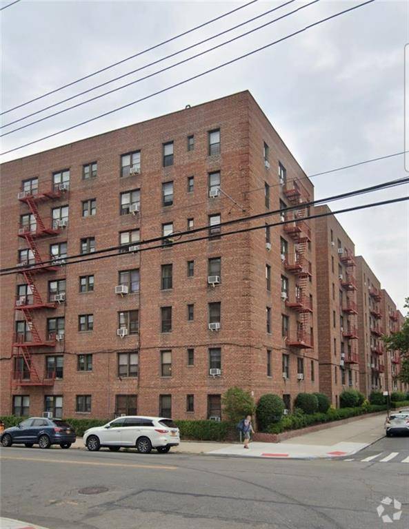 Building Photo - 2400 E 3rd St