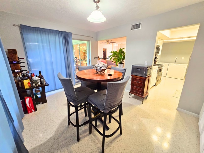 Building Photo - Charming 2 Bed/ 2 Bath Home w/ Garage in Sarasota