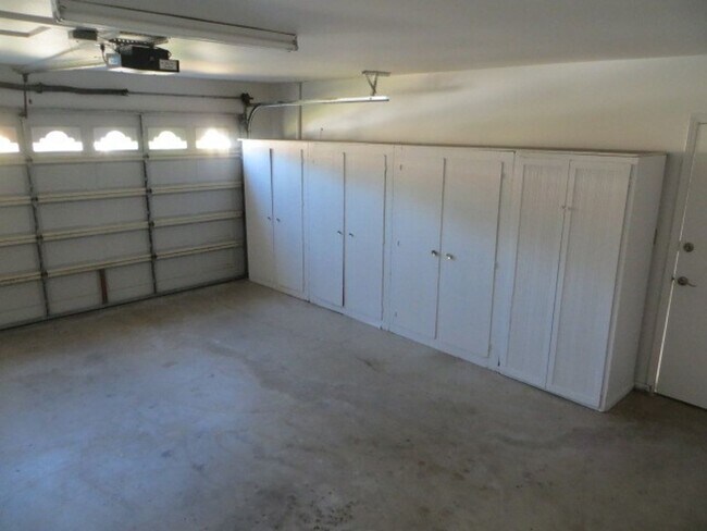 Building Photo - North Fresno Home, 3BR/2BA, Built 1989 - Lots of Amenities!