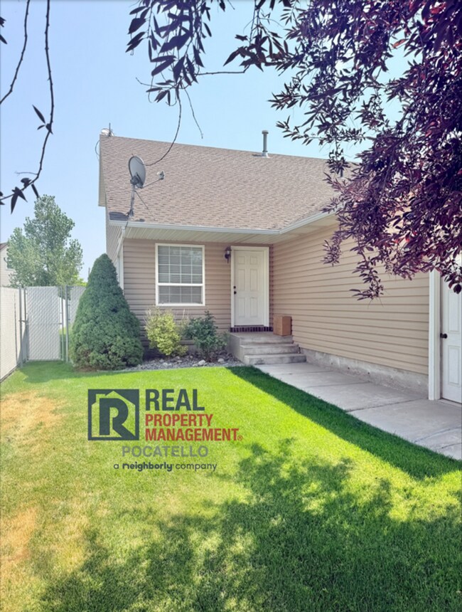 Building Photo - MOVE IN SPECIAL - 5 Bedroom 3.5 Bath Duplex - 2 car garag