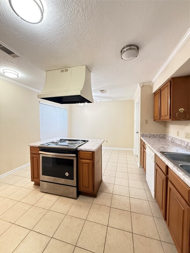 Building Photo - 15307 Pebble Lake Dr