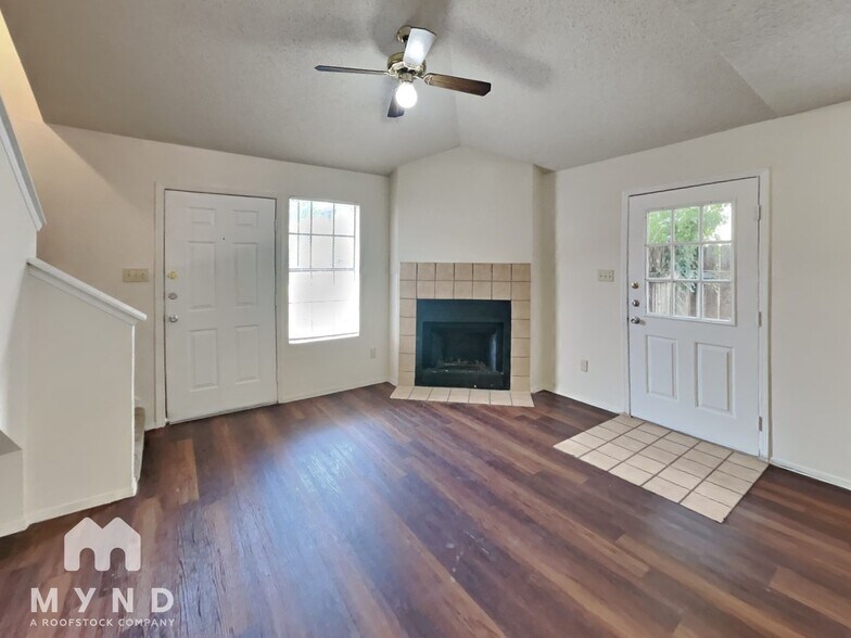 Building Photo - 2214 Creekside Ln