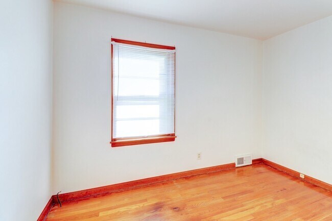 Building Photo - 602 S Mattis Ave
