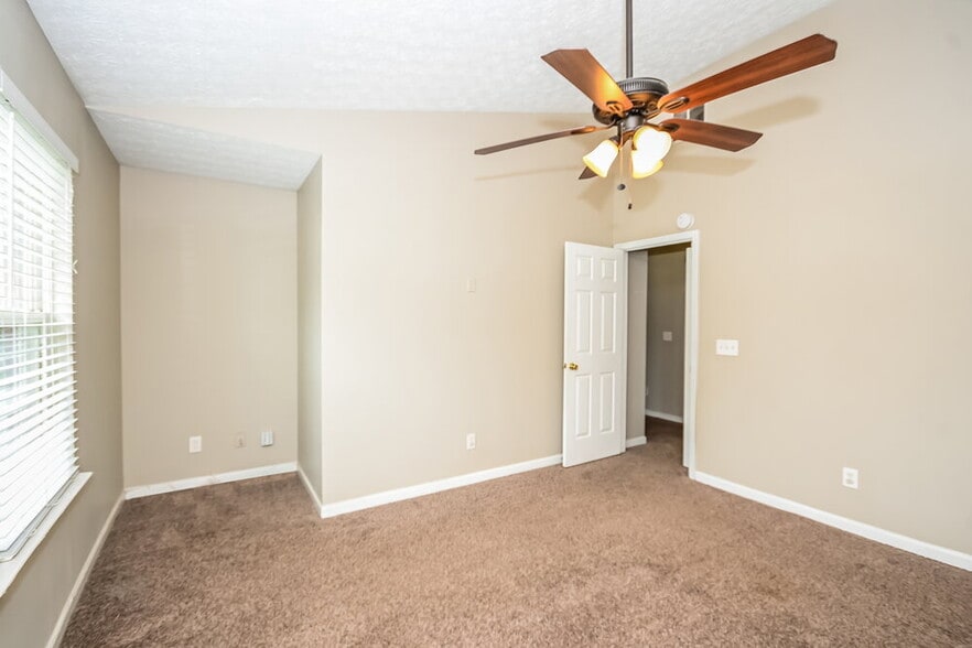 Building Photo - 213 Oak Grove Way